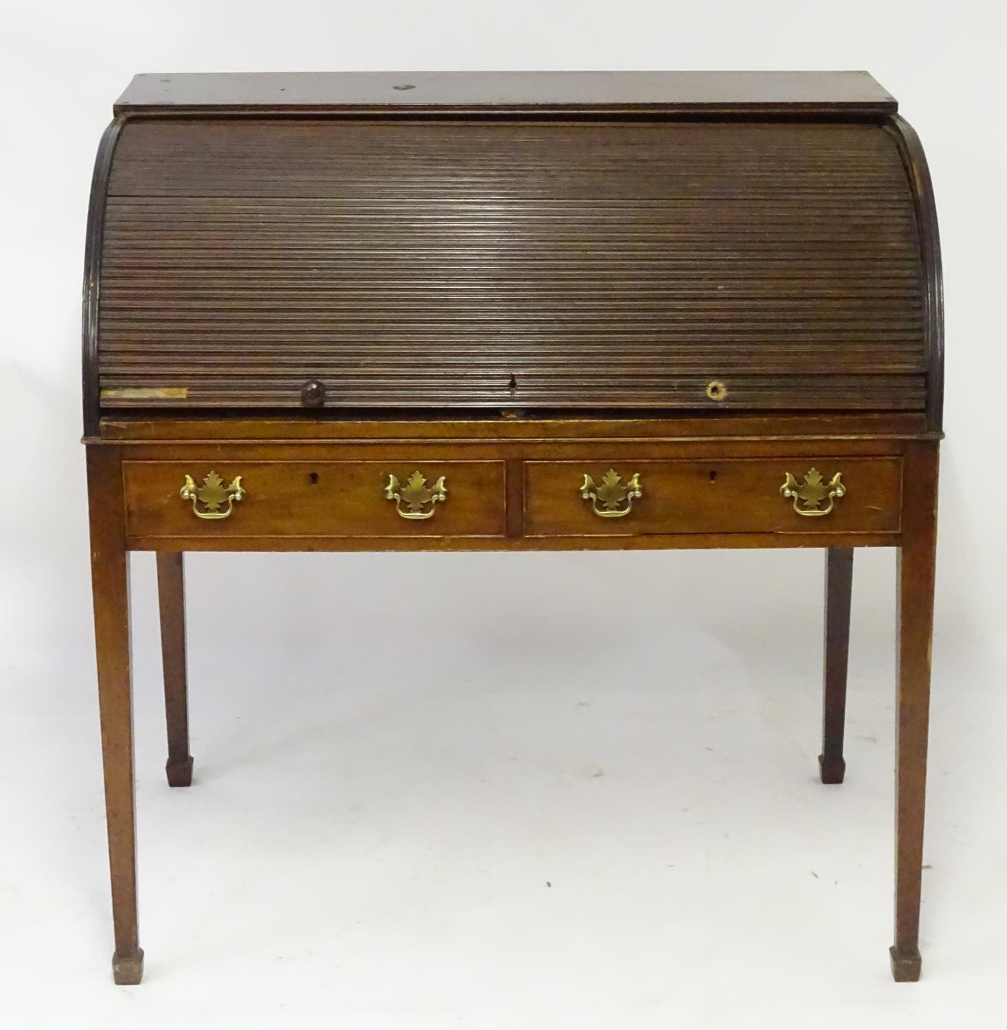 A late 18thC / early 19thC mahogany tambour fronted desk with a quarter cylinder top opening to show - Bild 3 aus 4