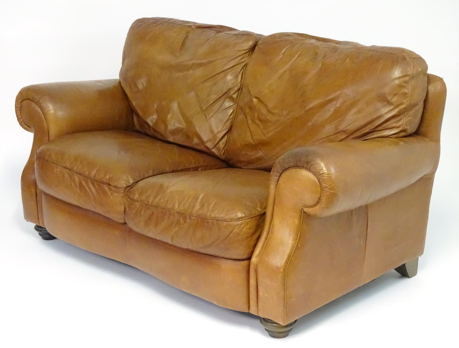 A late 20thC Italian tan leather two-seat sofa, 67" wide, 31" deep, 40" tall Please Note - we do not - Bild 5 aus 5
