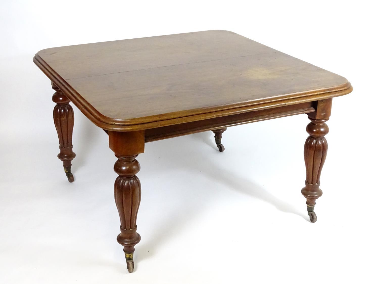 A mid / late 19thC mahogany extending dining table with a moulded top above reeded baluster legs - Bild 3 aus 6