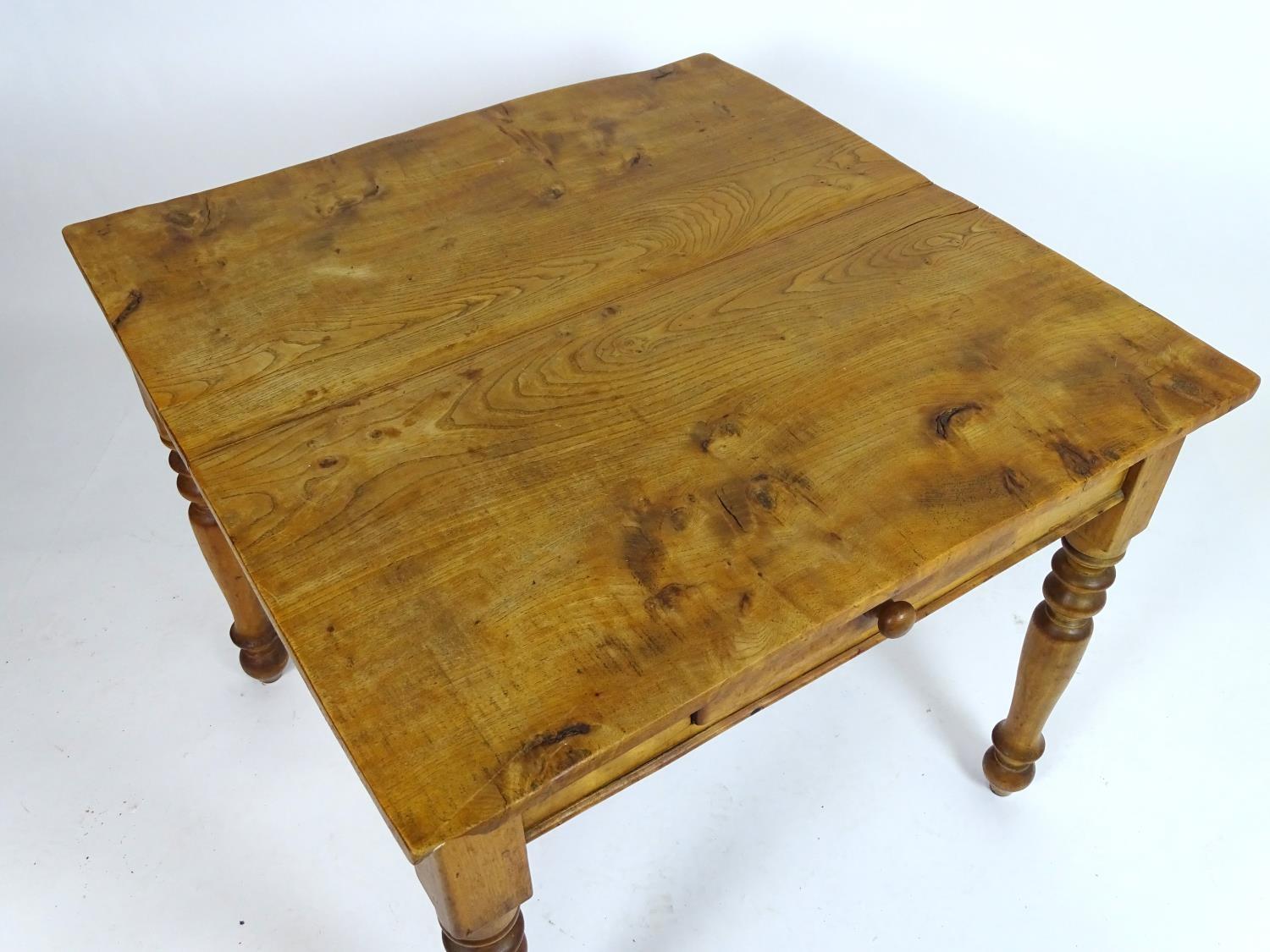 A mid / late 19thC elm kitchen table with a squared top above a single short drawer and four - Bild 5 aus 7
