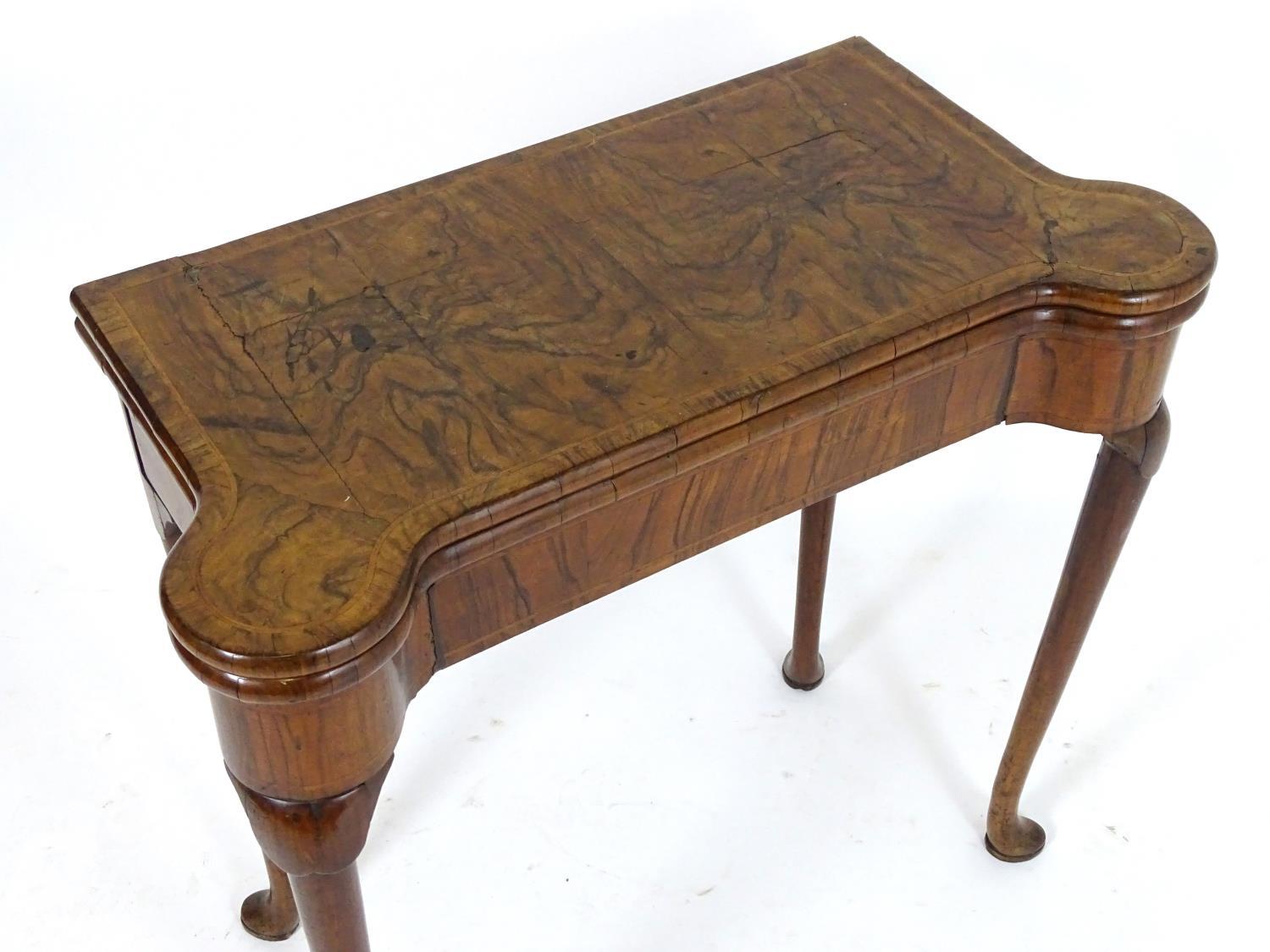 A George I walnut card table with castellated corners, opening to show a baize playing surface and - Bild 4 aus 10