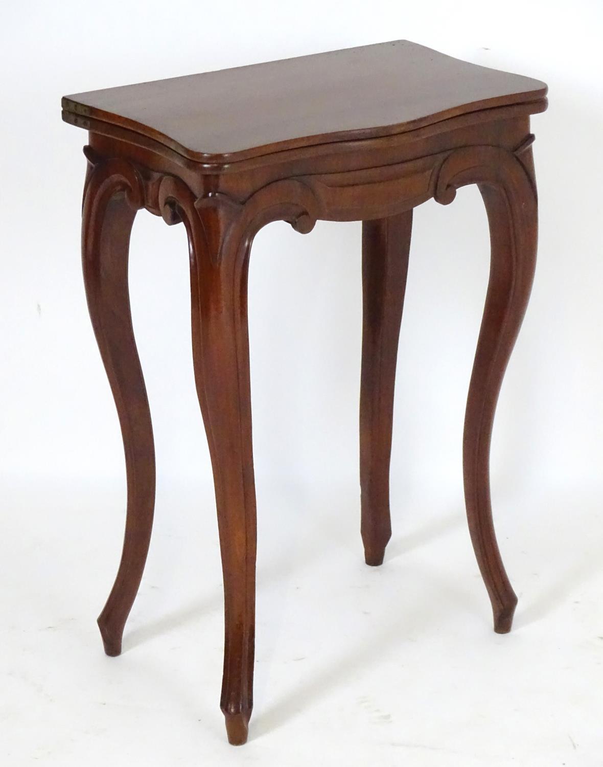 A small 19thC mahogany card table with a serpentine shaped rotating top opening to show baize - Bild 3 aus 9