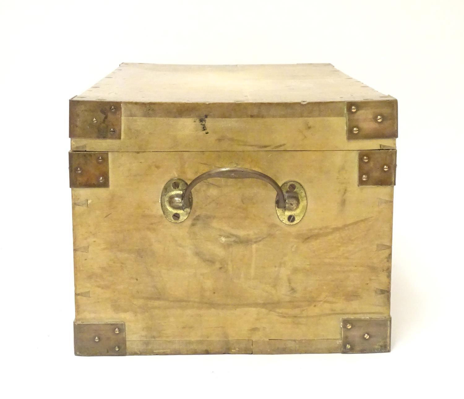 An early to mid 20thC hardwood box with brass carrying handles and brass mounts to the corners - Bild 6 aus 9