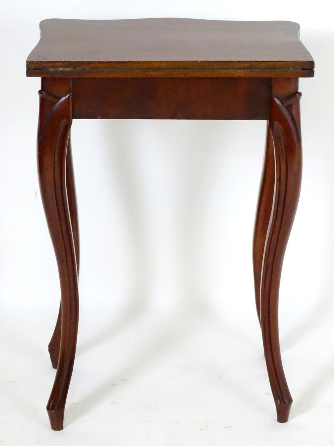 A small 19thC mahogany card table with a serpentine shaped rotating top opening to show baize - Bild 2 aus 9