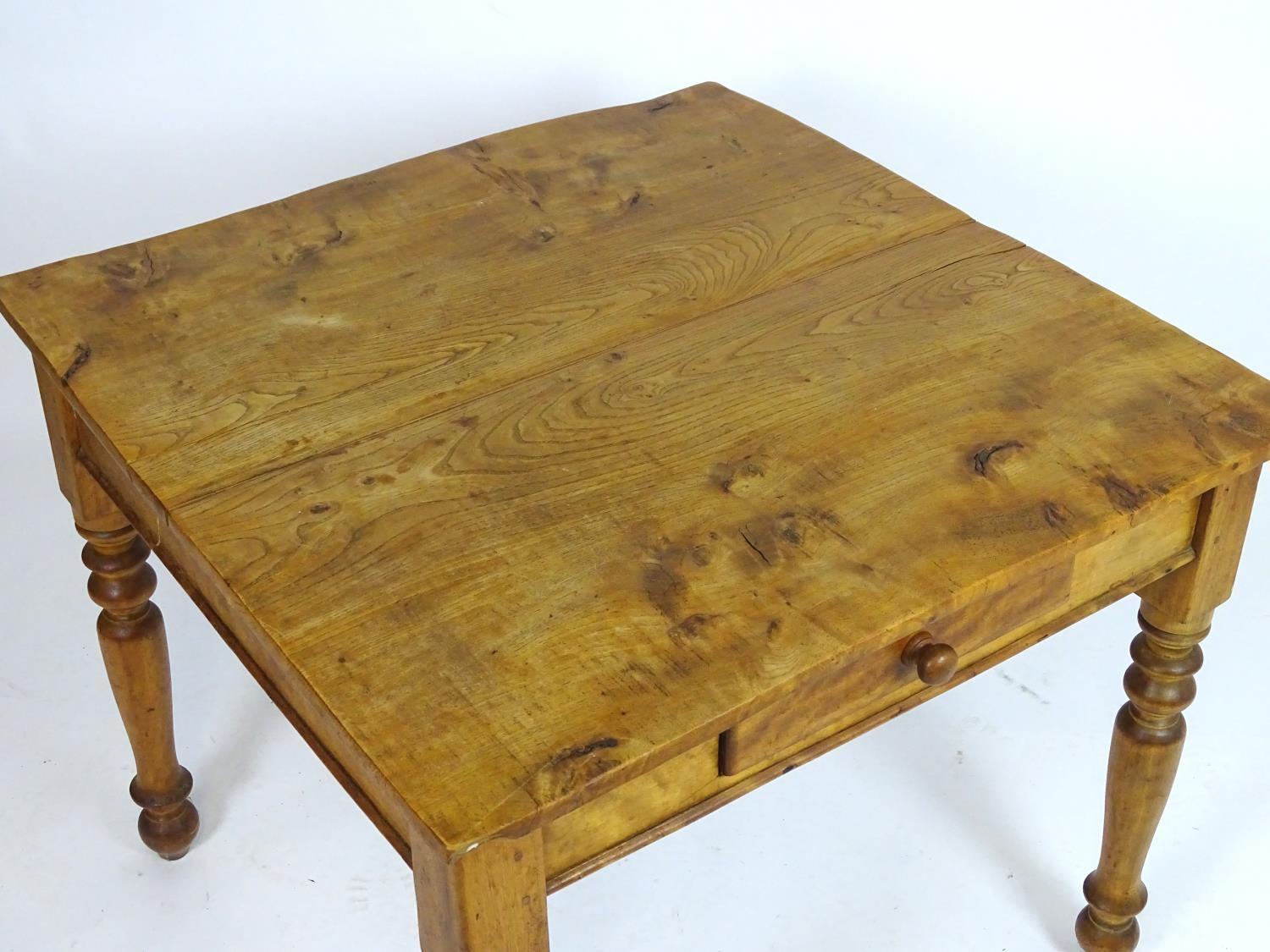 A mid / late 19thC elm kitchen table with a squared top above a single short drawer and four - Bild 4 aus 7