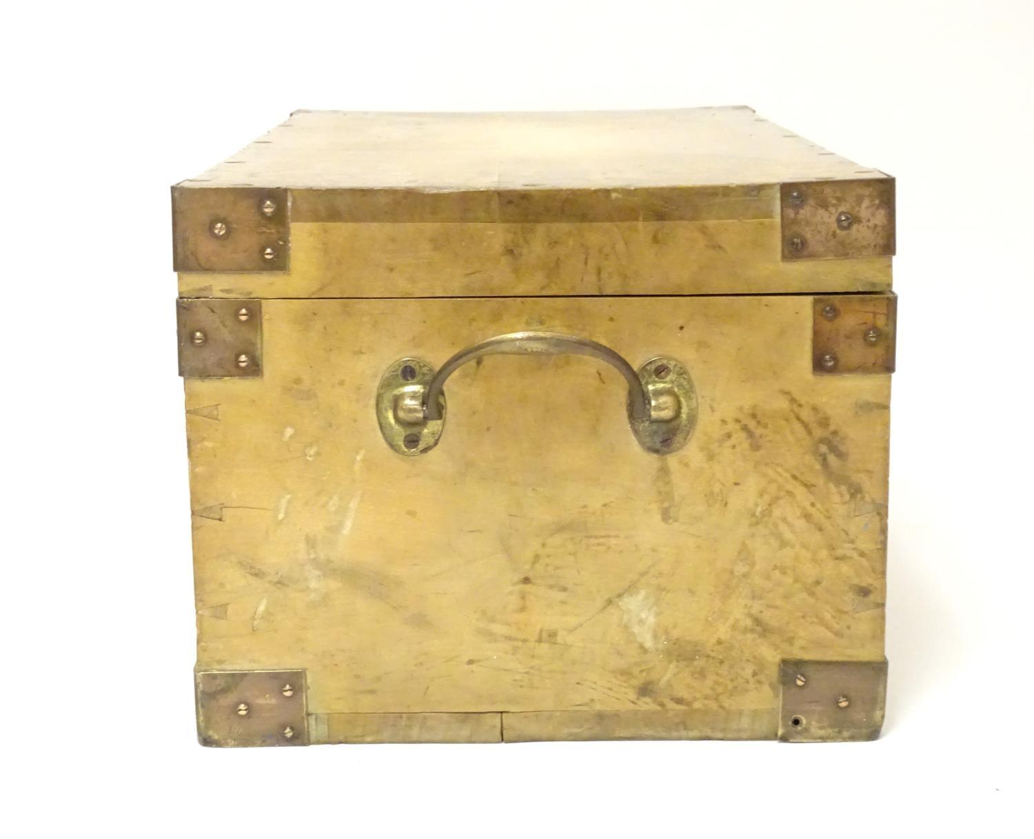 An early to mid 20thC hardwood box with brass carrying handles and brass mounts to the corners - Bild 8 aus 9