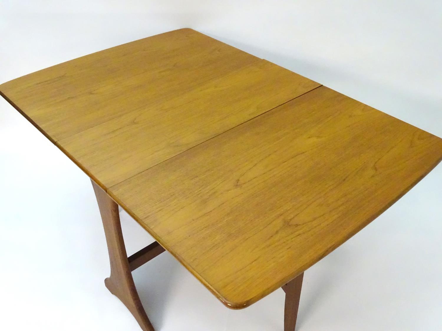 Vintage Retro, Mid Century: a golden oak and afromosia gateleg dining table, the top 53" ( - Bild 6 aus 6