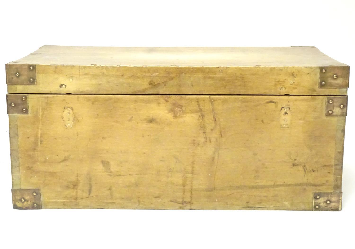 An early to mid 20thC hardwood box with brass carrying handles and brass mounts to the corners - Bild 5 aus 9