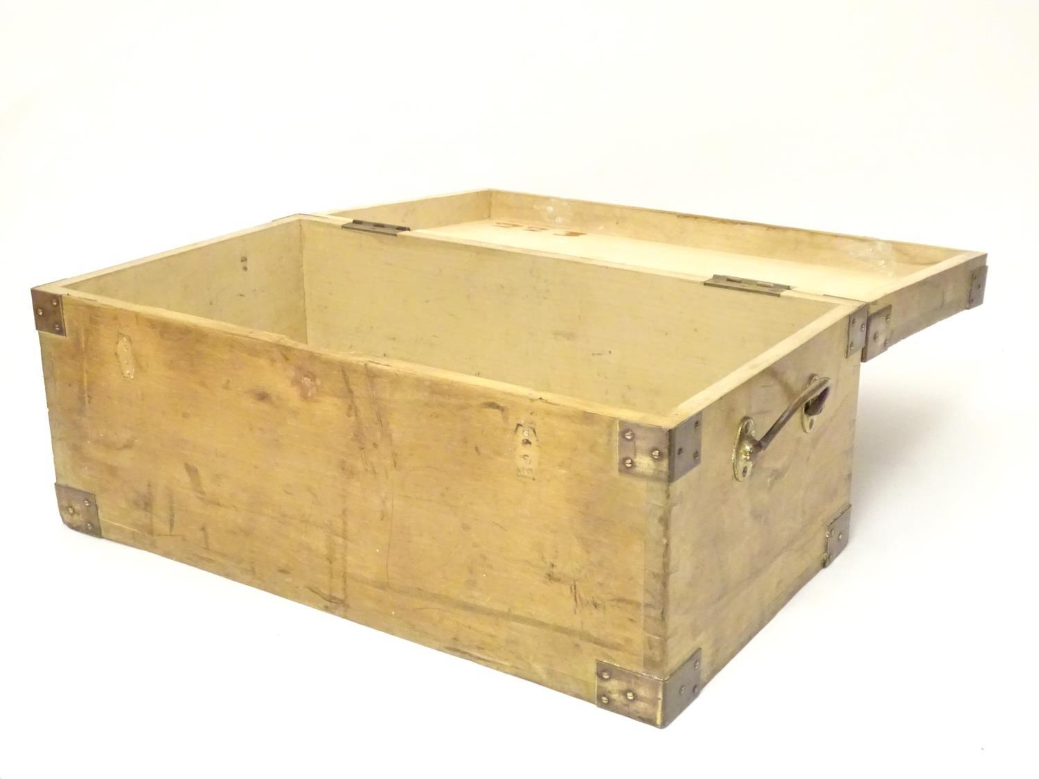 An early to mid 20thC hardwood box with brass carrying handles and brass mounts to the corners - Bild 3 aus 9