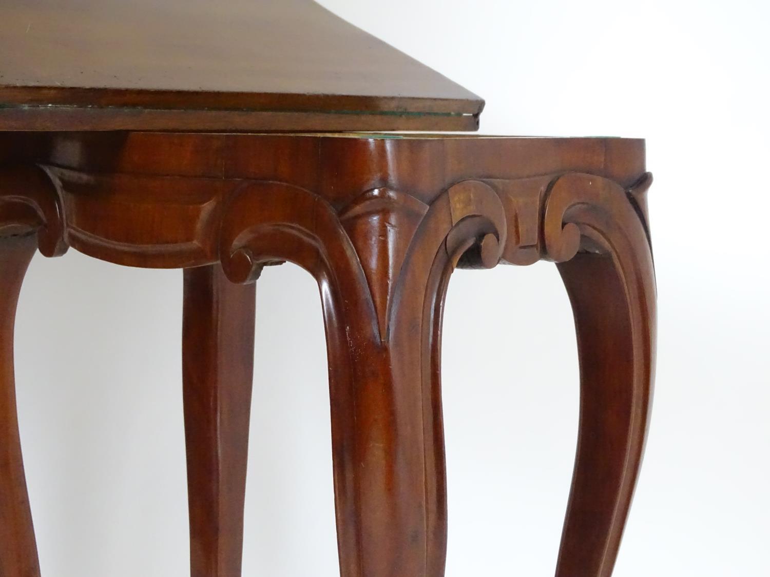A small 19thC mahogany card table with a serpentine shaped rotating top opening to show baize - Bild 6 aus 9