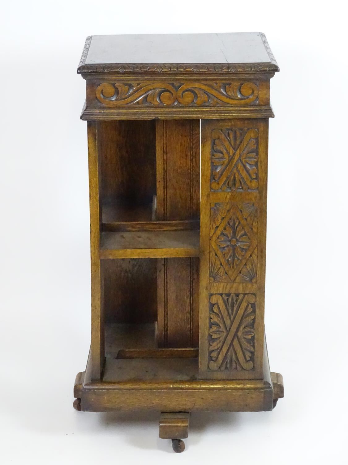 An early 20thC oak revolving bookcase with a moulded squared top above a lozenge carved floral frame - Bild 3 aus 7