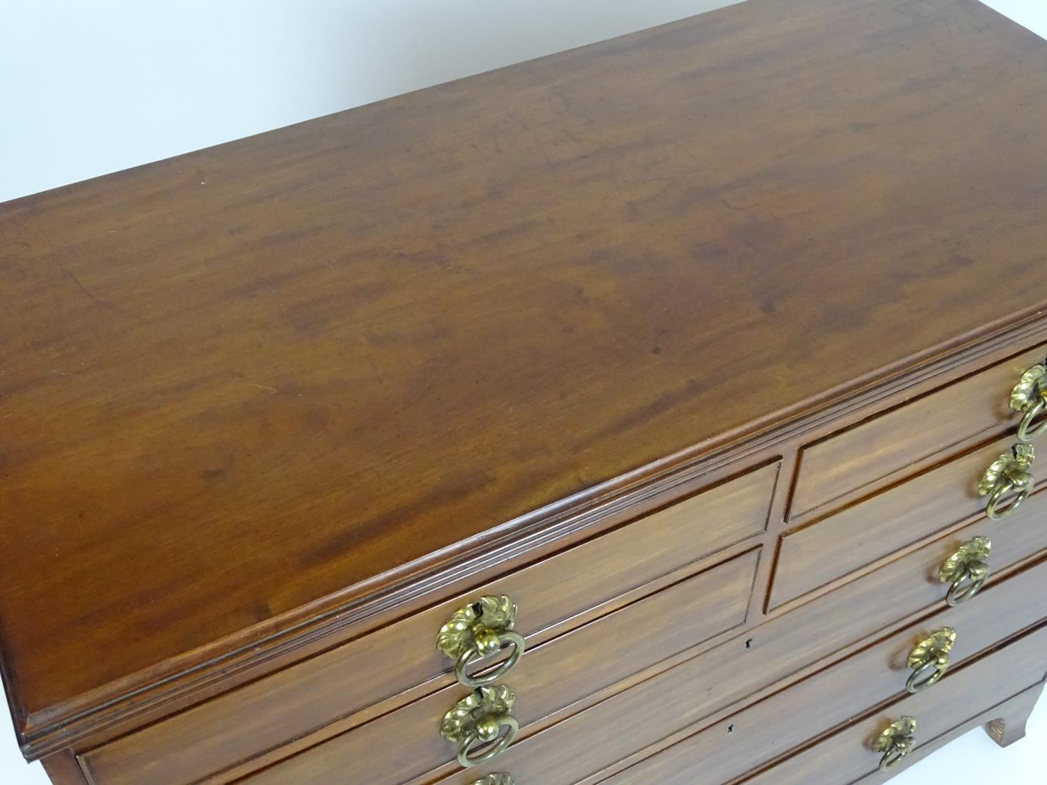 A mid 19thC mahogany chest of drawers with a rectangular reeded top above an unusual set of four - Bild 4 aus 10