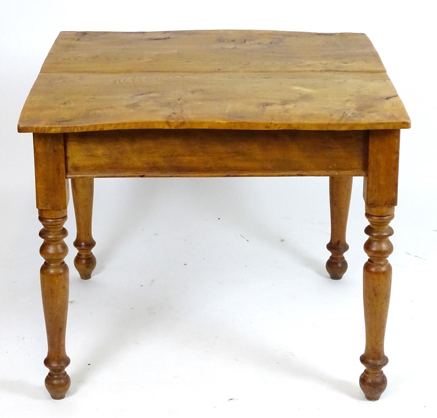 A mid / late 19thC elm kitchen table with a squared top above a single short drawer and four - Bild 2 aus 7