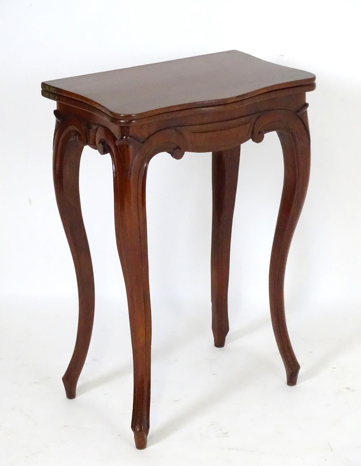 A small 19thC mahogany card table with a serpentine shaped rotating top opening to show baize - Bild 8 aus 9