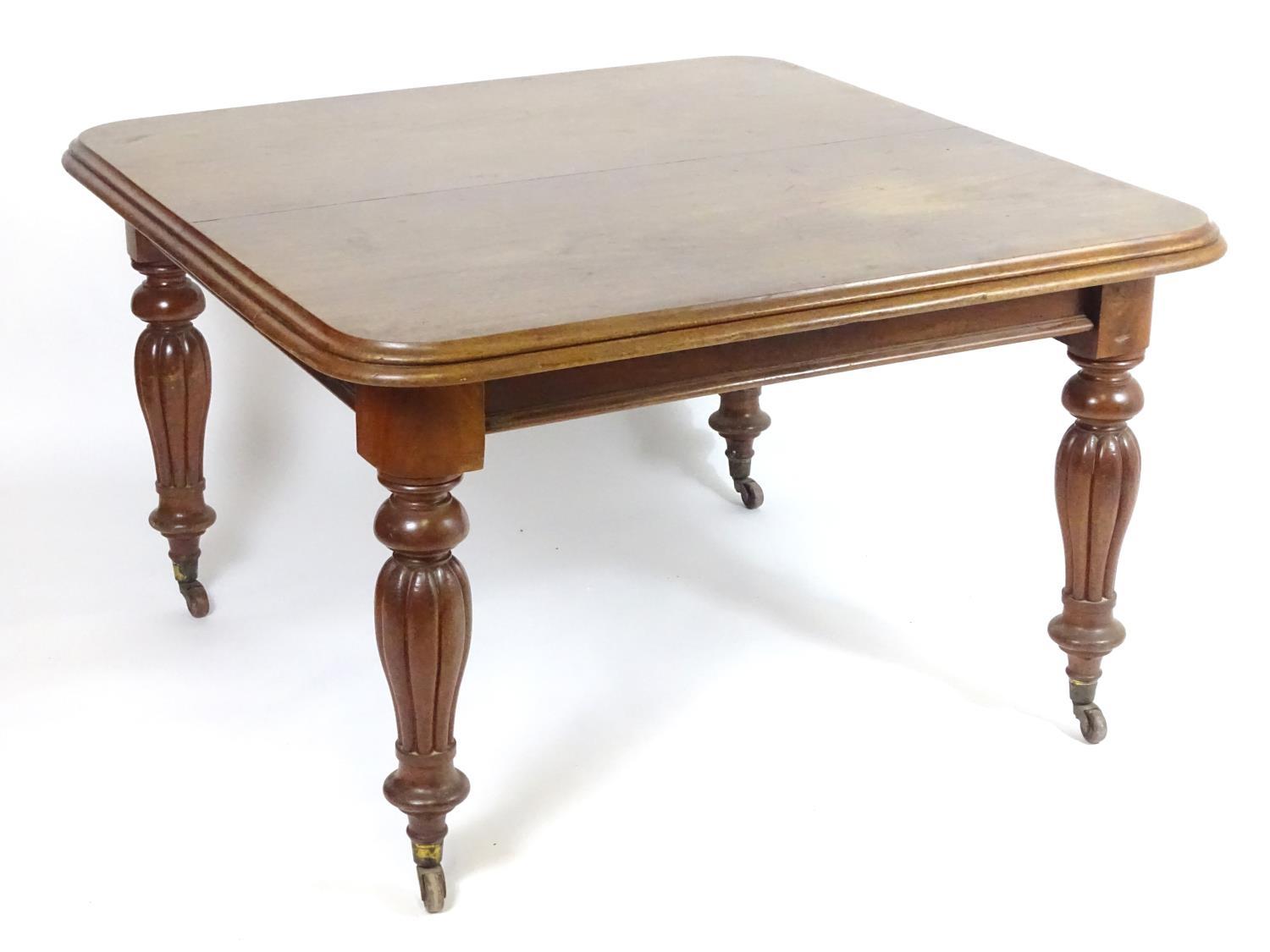 A mid / late 19thC mahogany extending dining table with a moulded top above reeded baluster legs - Bild 4 aus 6