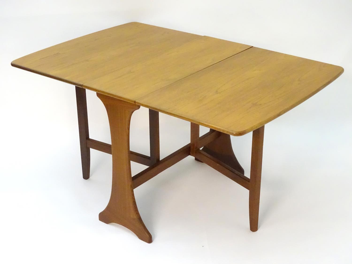 Vintage Retro, Mid Century: a golden oak and afromosia gateleg dining table, the top 53" ( - Bild 5 aus 6