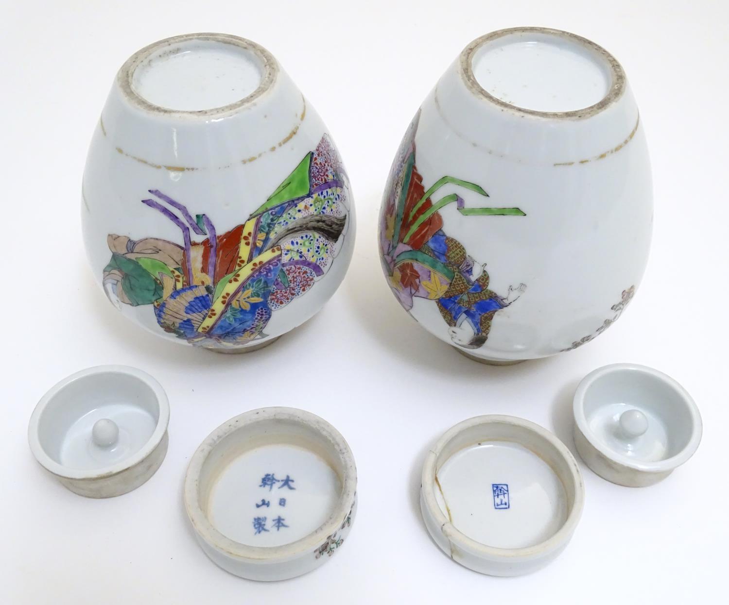 A pair of Oriental spice jars with lids and covers with hand painted decoration depicting two female - Image 8 of 9