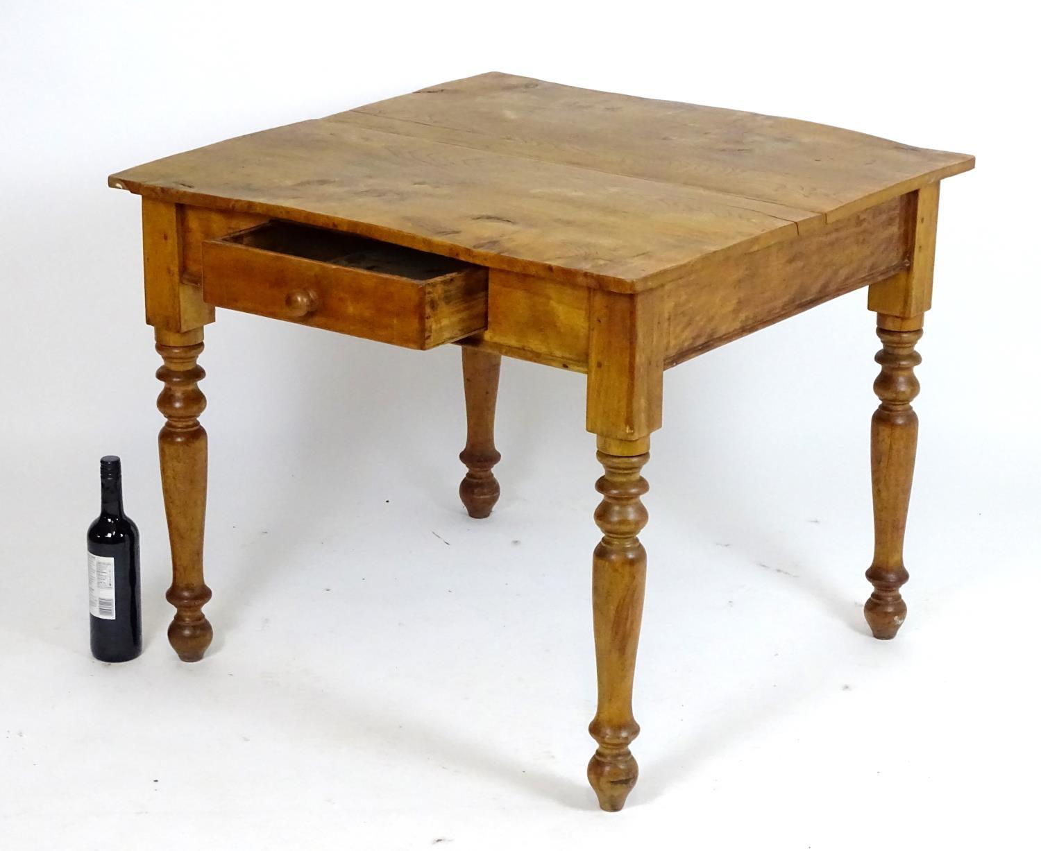 A mid / late 19thC elm kitchen table with a squared top above a single short drawer and four - Bild 7 aus 7