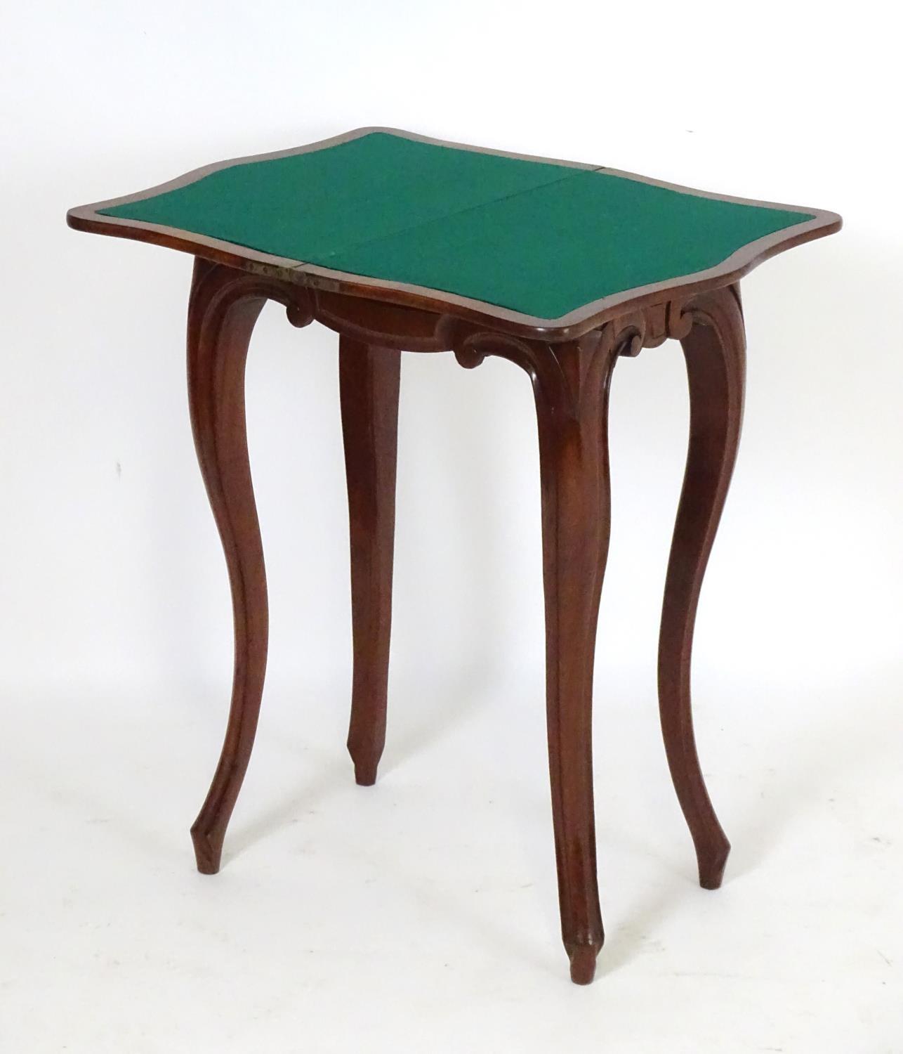 A small 19thC mahogany card table with a serpentine shaped rotating top opening to show baize - Bild 9 aus 9