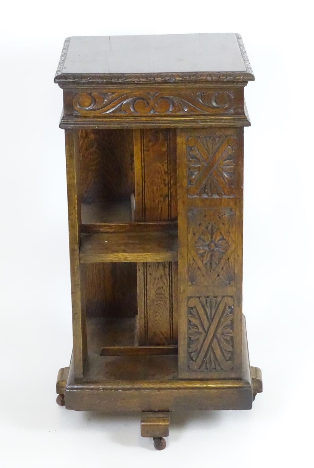 An early 20thC oak revolving bookcase with a moulded squared top above a lozenge carved floral frame - Bild 7 aus 7