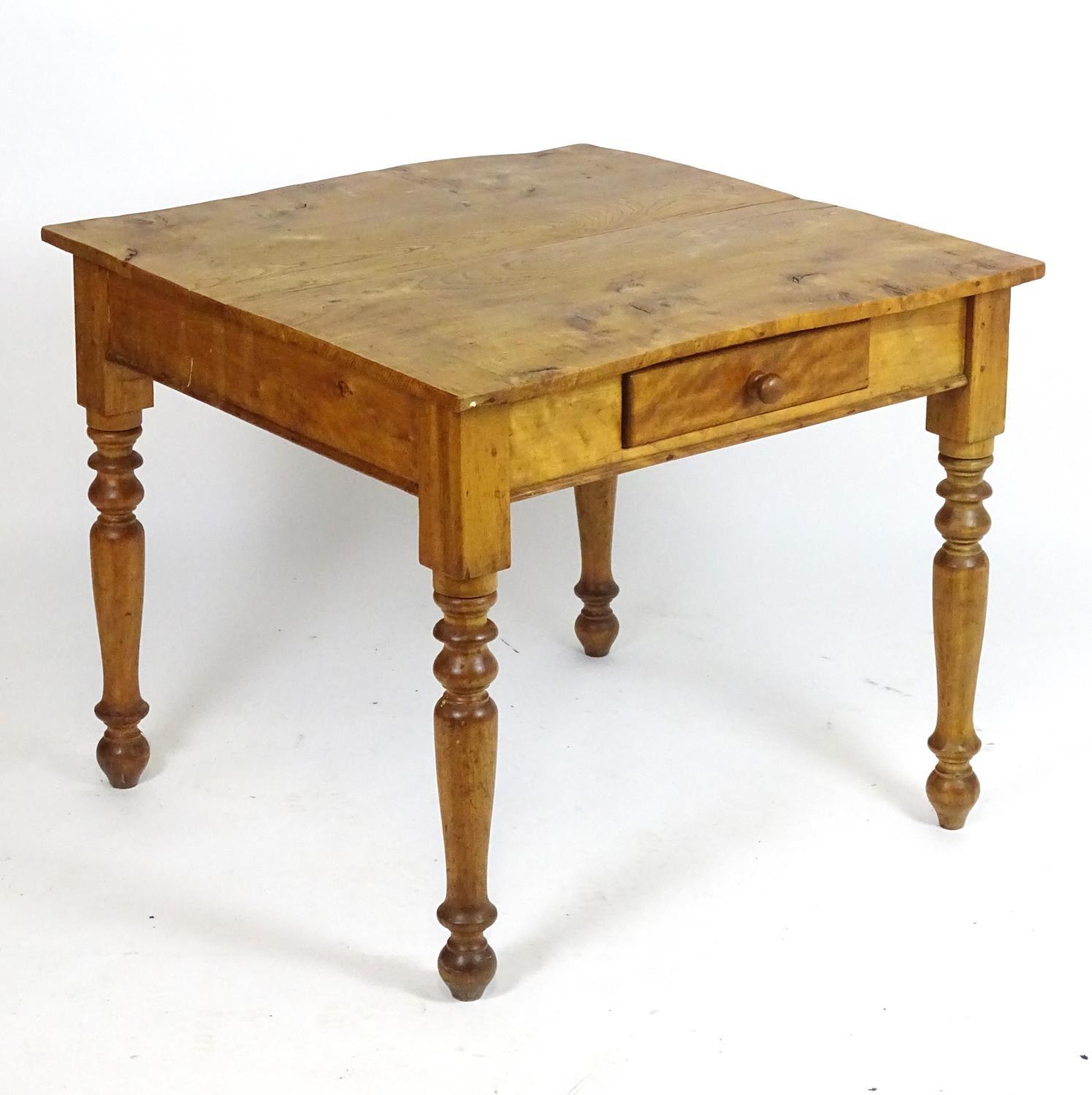 A mid / late 19thC elm kitchen table with a squared top above a single short drawer and four - Bild 3 aus 7