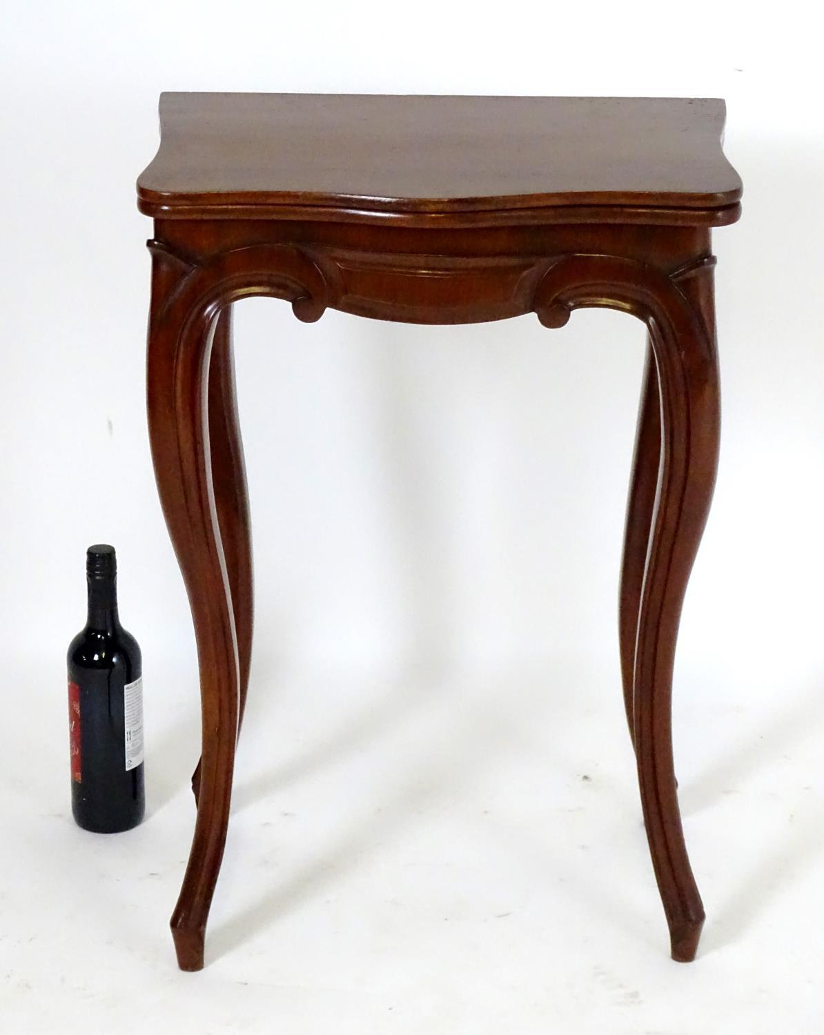 A small 19thC mahogany card table with a serpentine shaped rotating top opening to show baize - Bild 4 aus 9