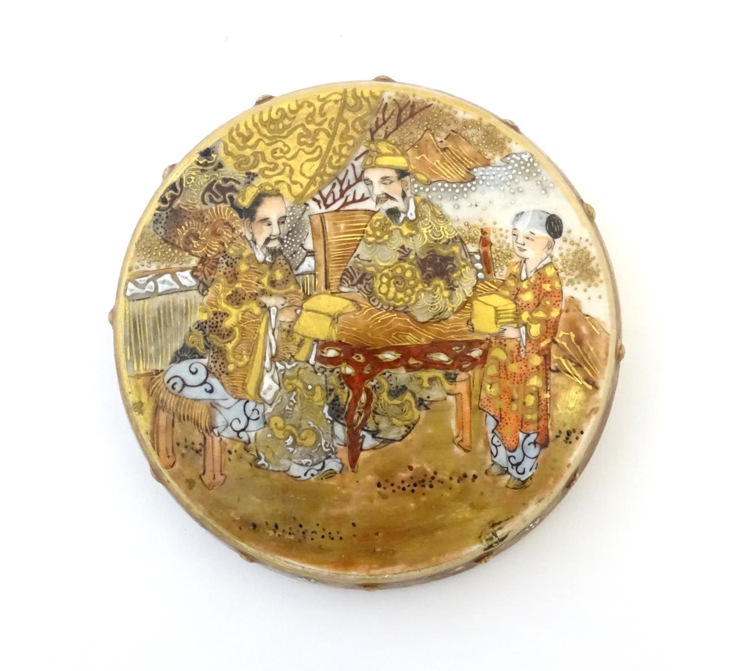 A Japanese Satsuma pot and cover. The cover decorated with a landscape scene with two scholar - Image 9 of 11