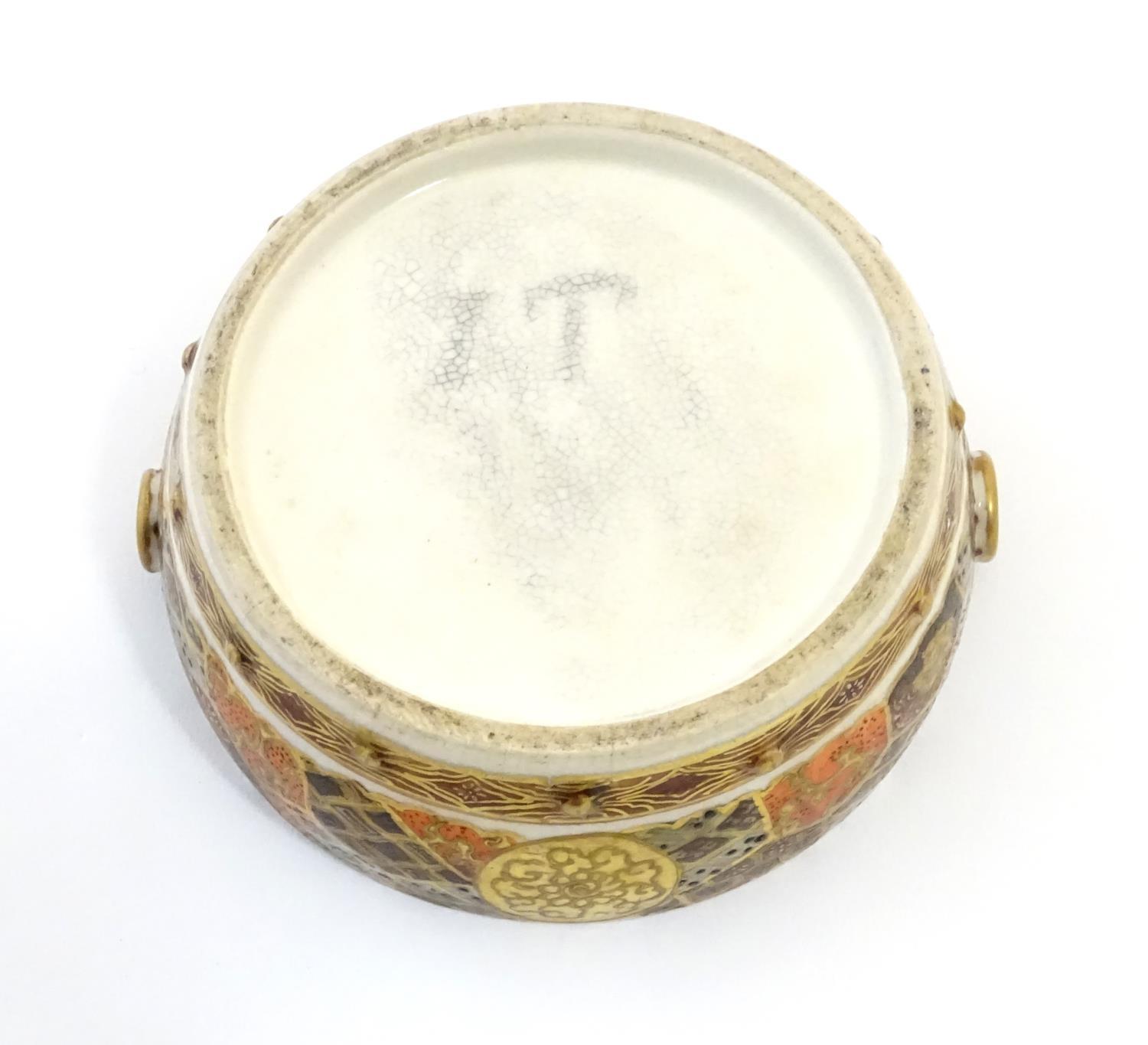 A Japanese Satsuma pot and cover. The cover decorated with a landscape scene with two scholar - Image 11 of 11