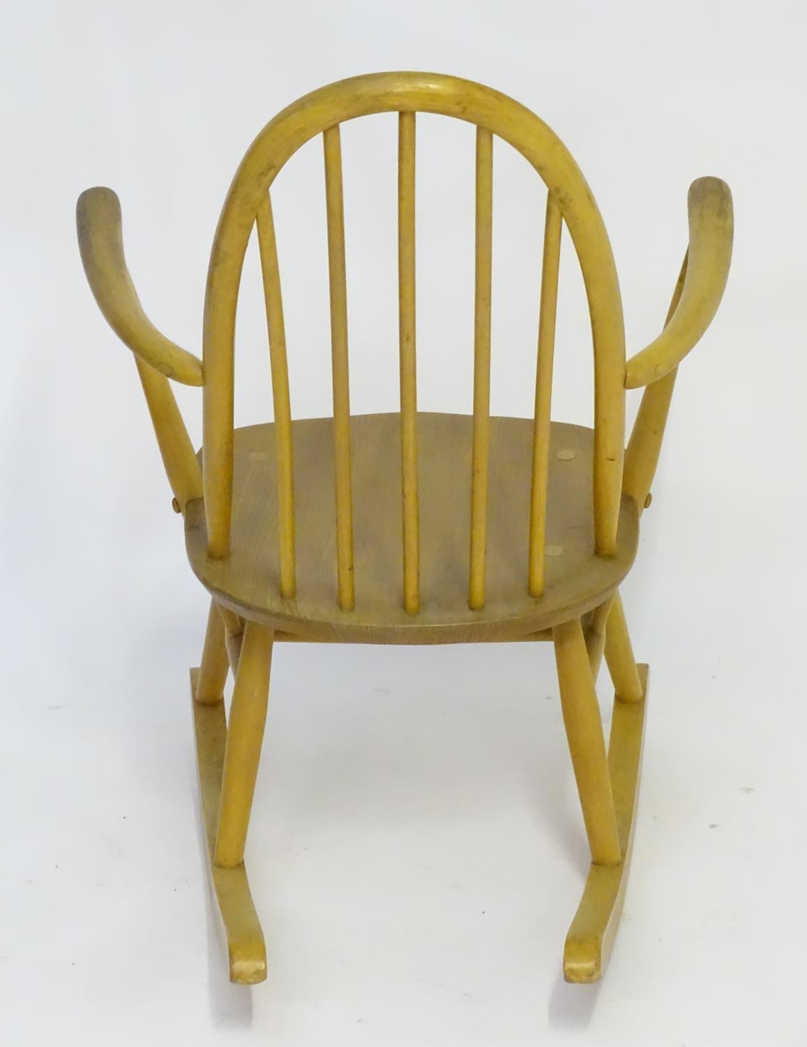 Vintage retro, mid-century: an Ercol Quaker model 428 rocking chair, constructed of elm and beech, - Bild 2 aus 6