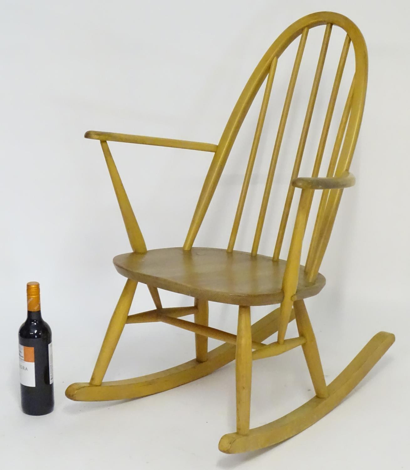 Vintage retro, mid-century: an Ercol Quaker model 428 rocking chair, constructed of elm and beech, - Bild 5 aus 6