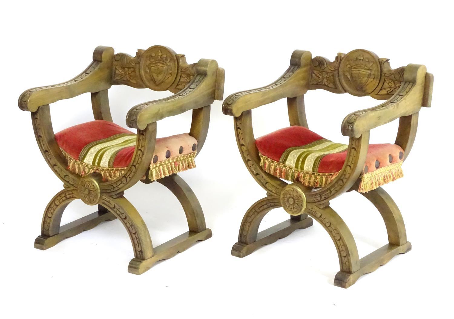 A pair of vintage Savonarola chairs with carved and moulded X-frames. 23" wide x 21" deep x 29" - Bild 7 aus 7