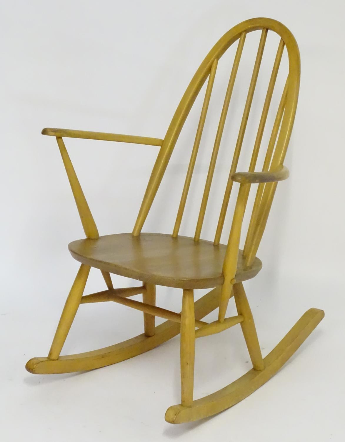 Vintage retro, mid-century: an Ercol Quaker model 428 rocking chair, constructed of elm and beech, - Bild 4 aus 6