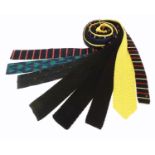 8 knitted ties in various colours and designs. (8) Please Note - we do not make reference to the