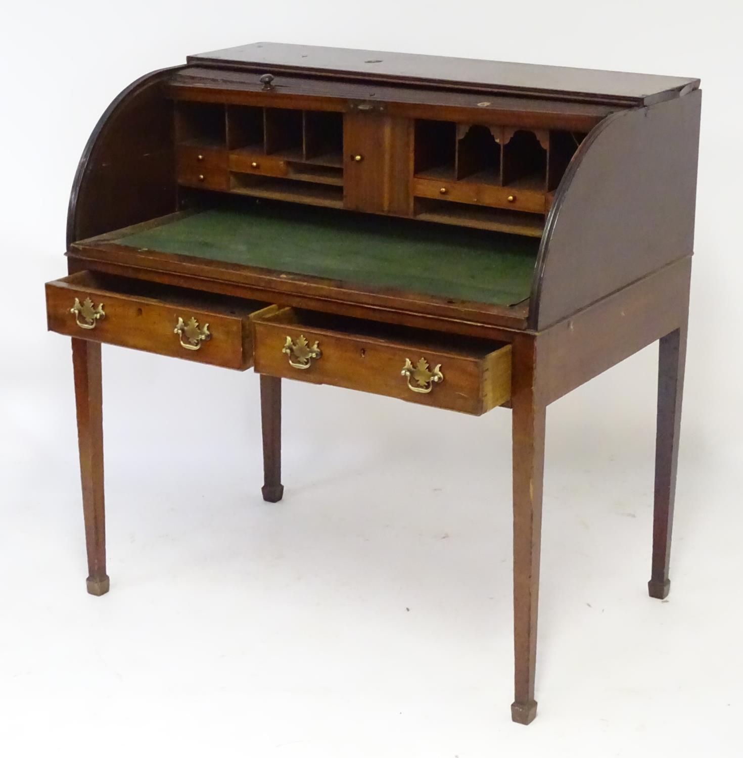 A late 18thC / early 19thC mahogany tambour fronted desk with a quarter cylinder top opening to show - Bild 4 aus 4