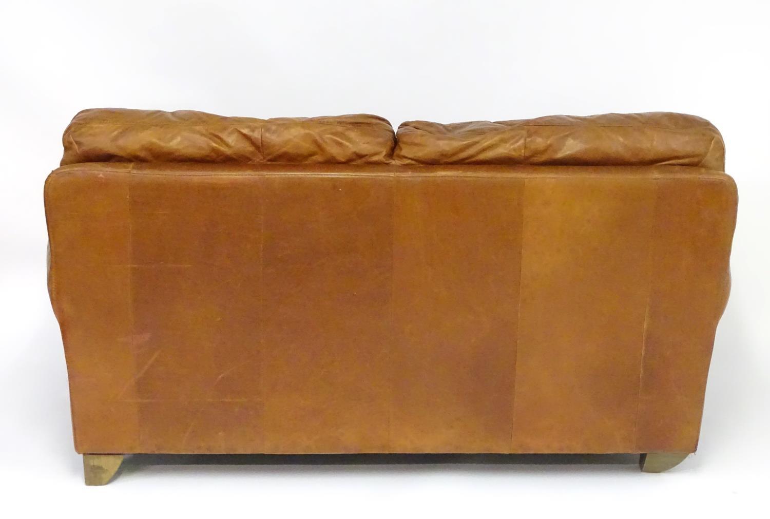 A late 20thC Italian tan leather two-seat sofa, 67" wide, 31" deep, 40" tall Please Note - we do not - Bild 2 aus 5