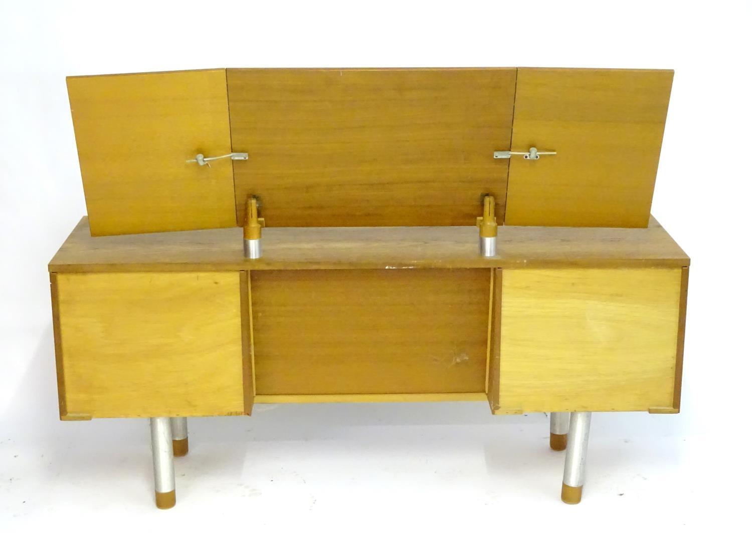 Vintage Retro, Mid Century: a 1970s teak and formica dressing table with triptych mirror and four - Bild 7 aus 12