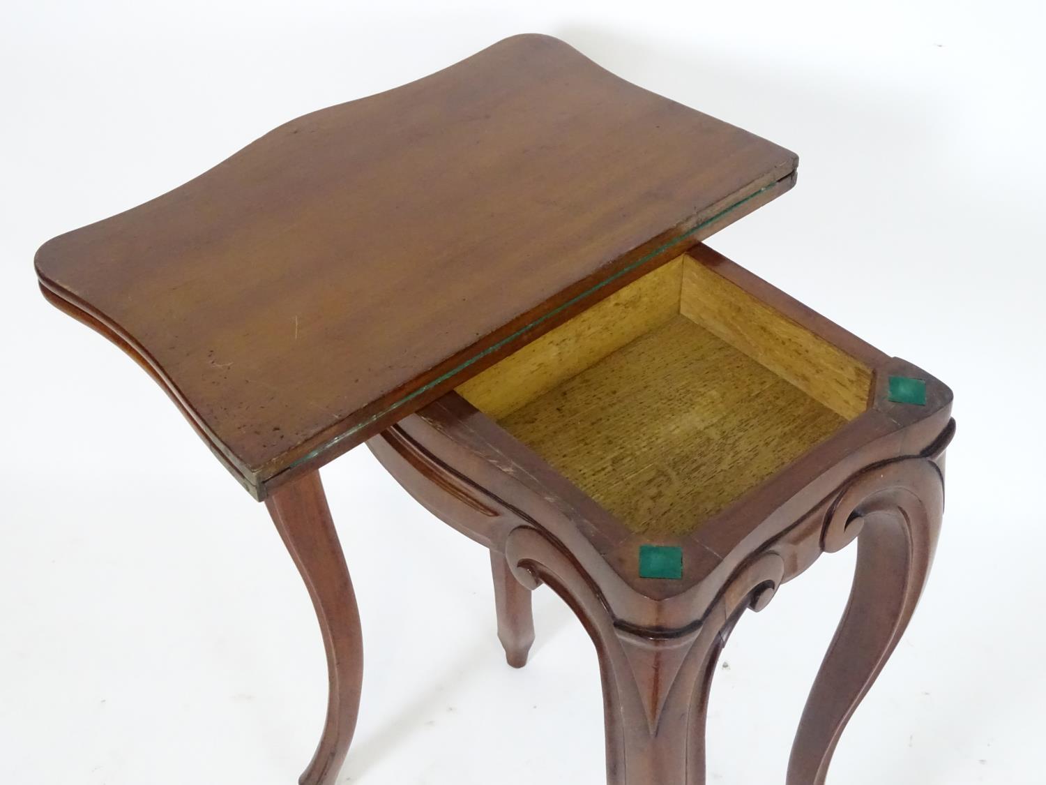 A small 19thC mahogany card table with a serpentine shaped rotating top opening to show baize - Bild 7 aus 9