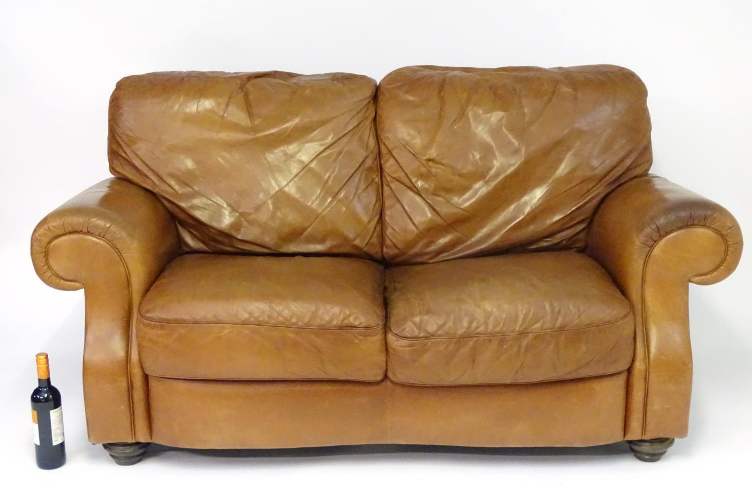 A late 20thC Italian tan leather two-seat sofa, 67" wide, 31" deep, 40" tall Please Note - we do not - Bild 4 aus 5