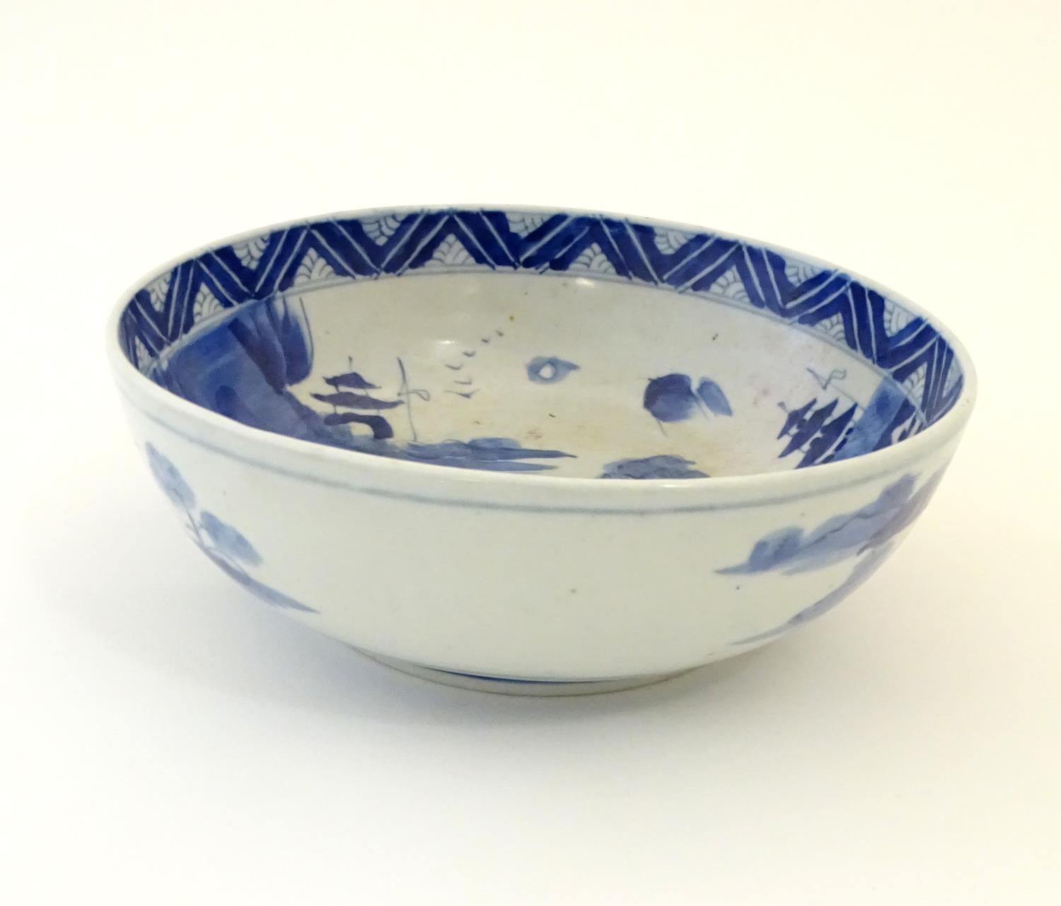A Chinese blue and white bowl with hand painted decoration depicting an Oriental landscape with - Image 9 of 10