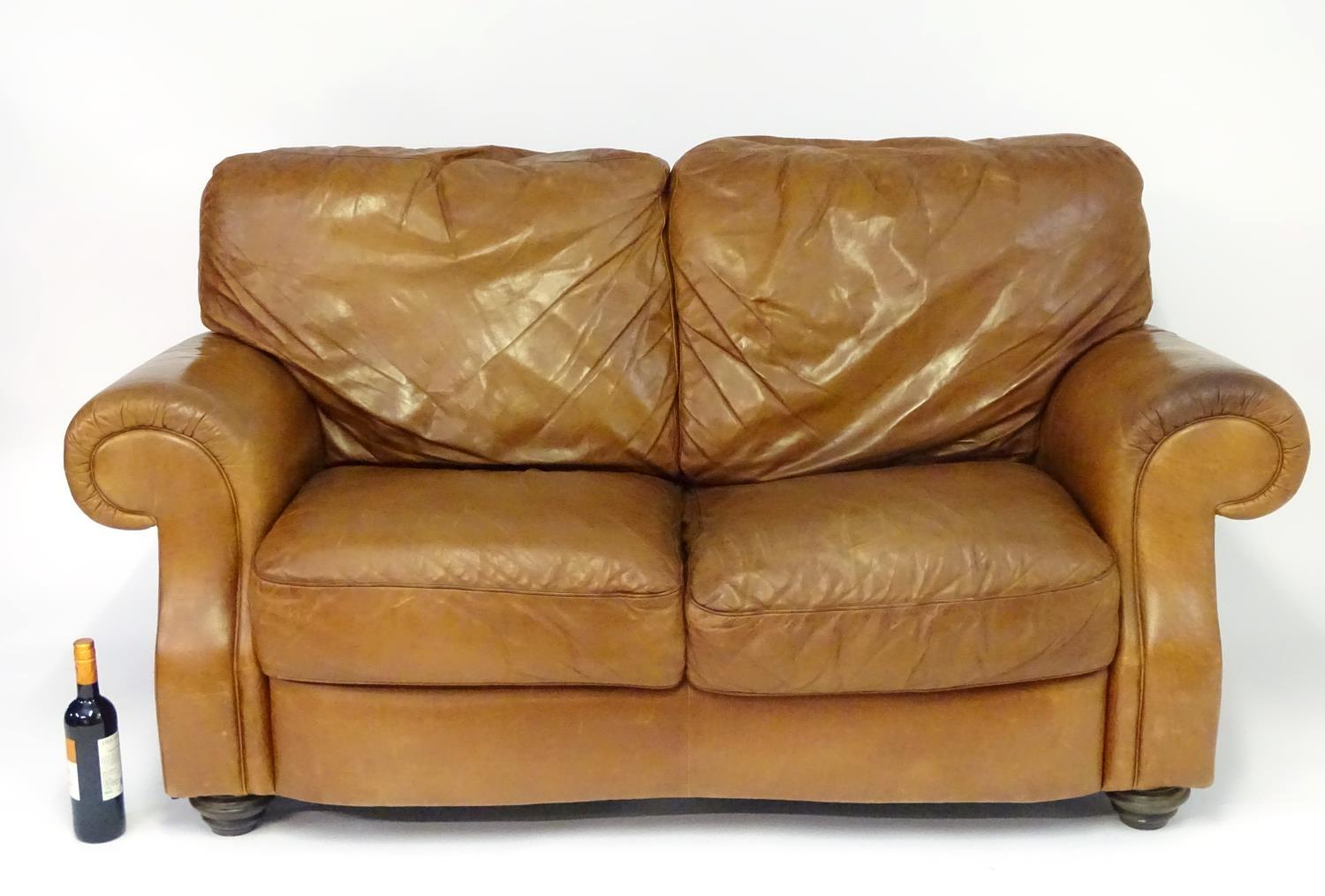 A late 20thC Italian tan leather two-seat sofa, 67" wide, 31" deep, 40" tall Please Note - we do not - Bild 3 aus 5