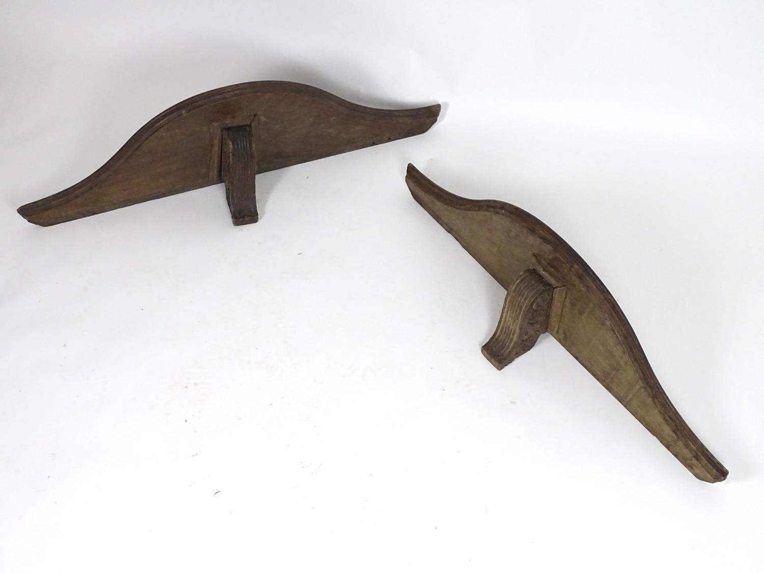 A pair of large 19thC oak wall brackets of serpentine form, each measuring 42" wide, 7 1/2" tall, - Bild 5 aus 8