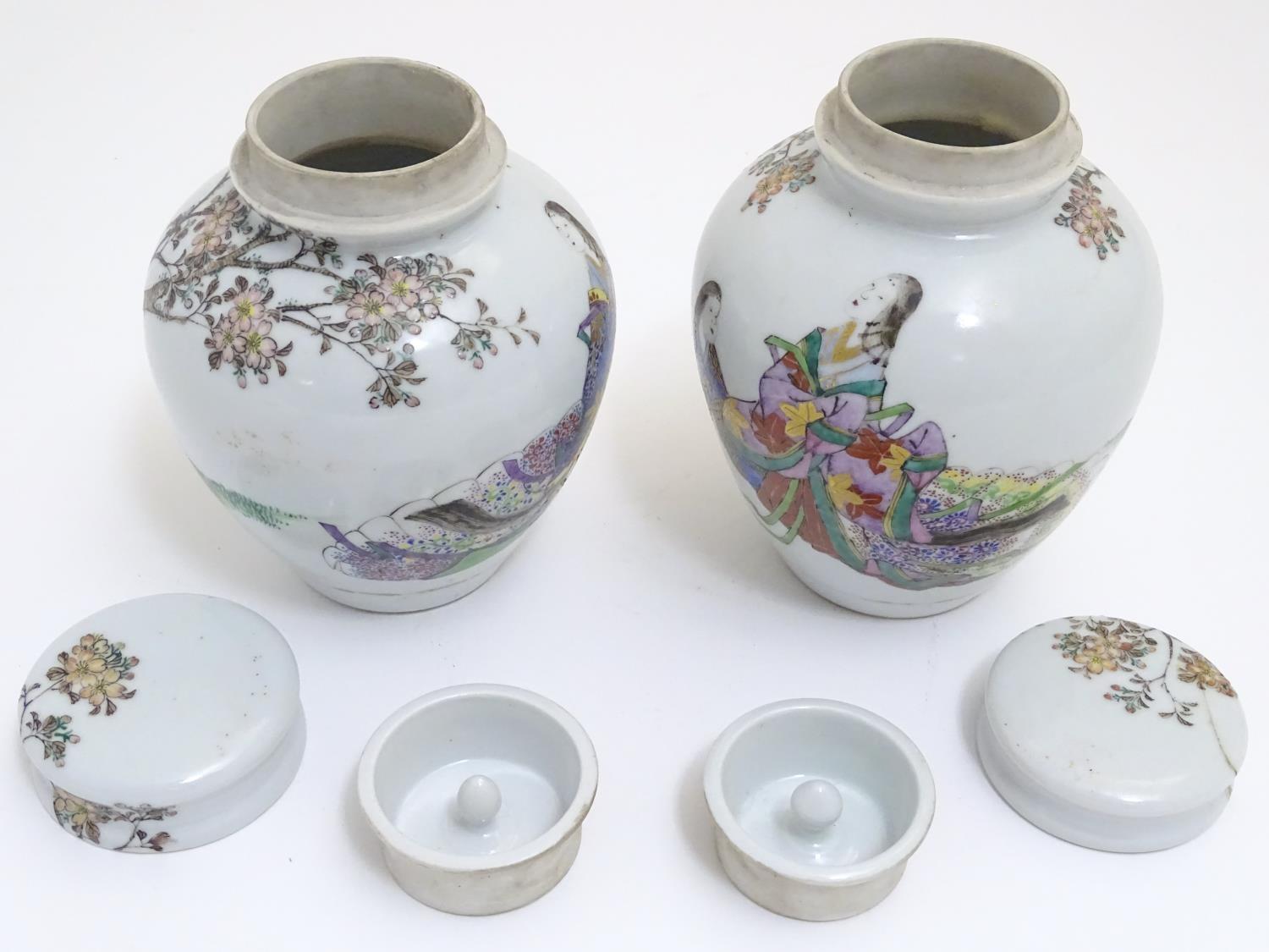 A pair of Oriental spice jars with lids and covers with hand painted decoration depicting two female - Image 7 of 9