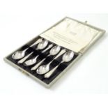 A cased set of 6 silver teaspoons hallmarked Birmingham 1977 maker Sanders & Mackenzie 4 1/2" long