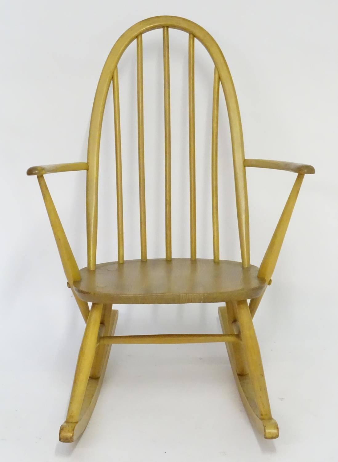 Vintage retro, mid-century: an Ercol Quaker model 428 rocking chair, constructed of elm and beech, - Bild 3 aus 6