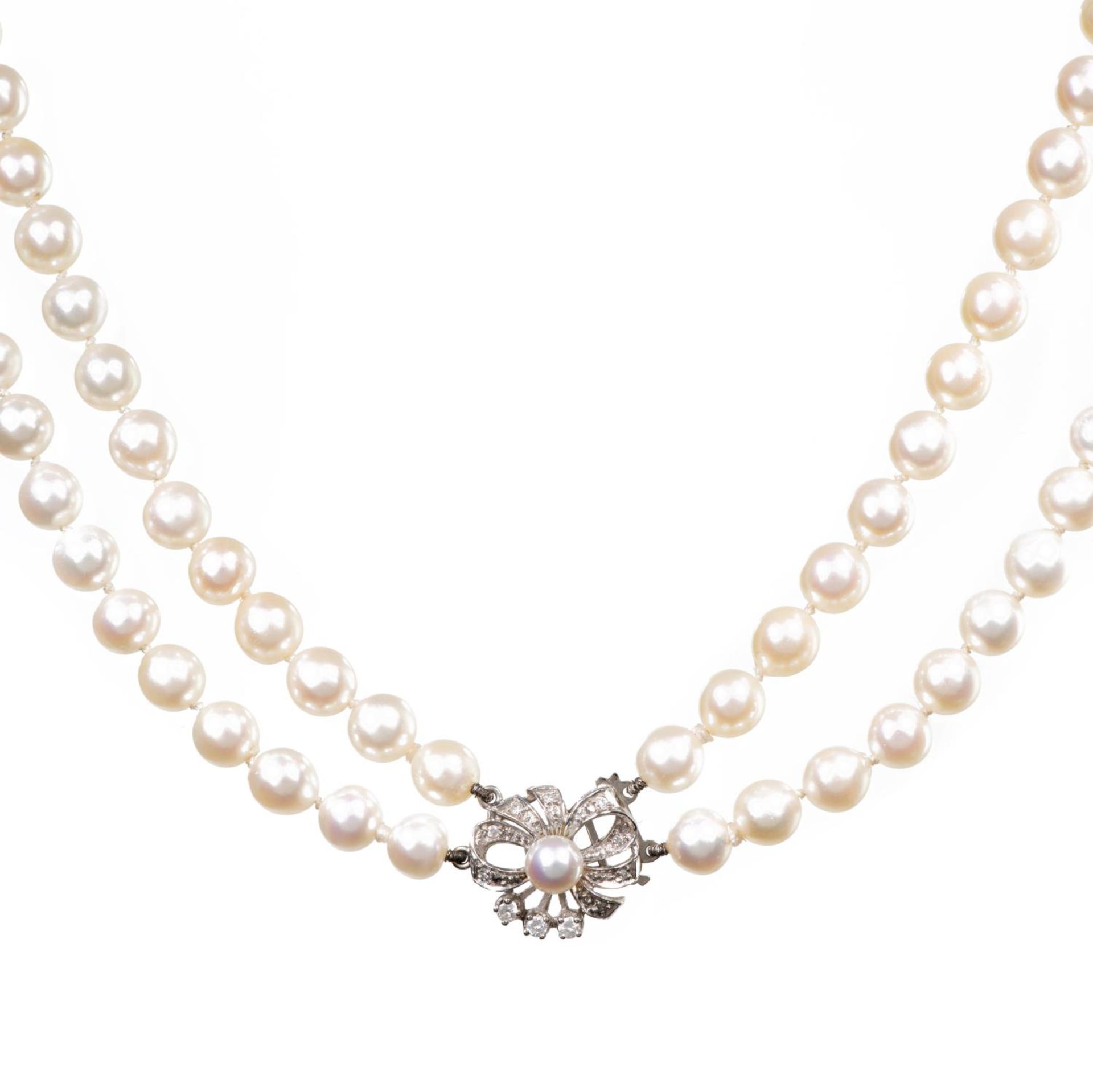Collier de perles double rang avec fermoir en or jaune et or gris .585 avec une perle [...]