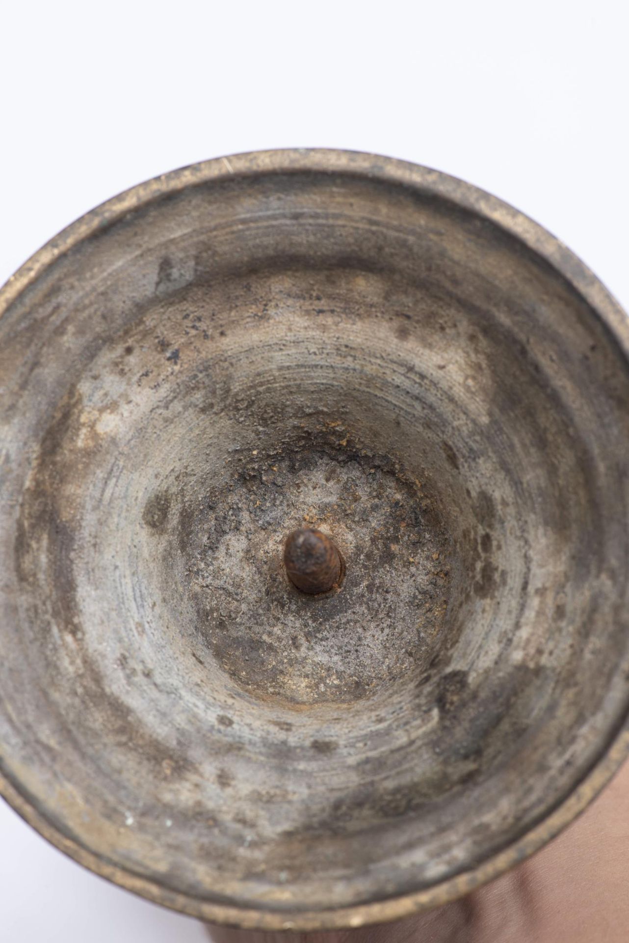 Pique-cierge en bronze Haute-Epoque. H. 42 cm - - Varia - Curiosa - Luminaires - [...] - Bild 4 aus 4