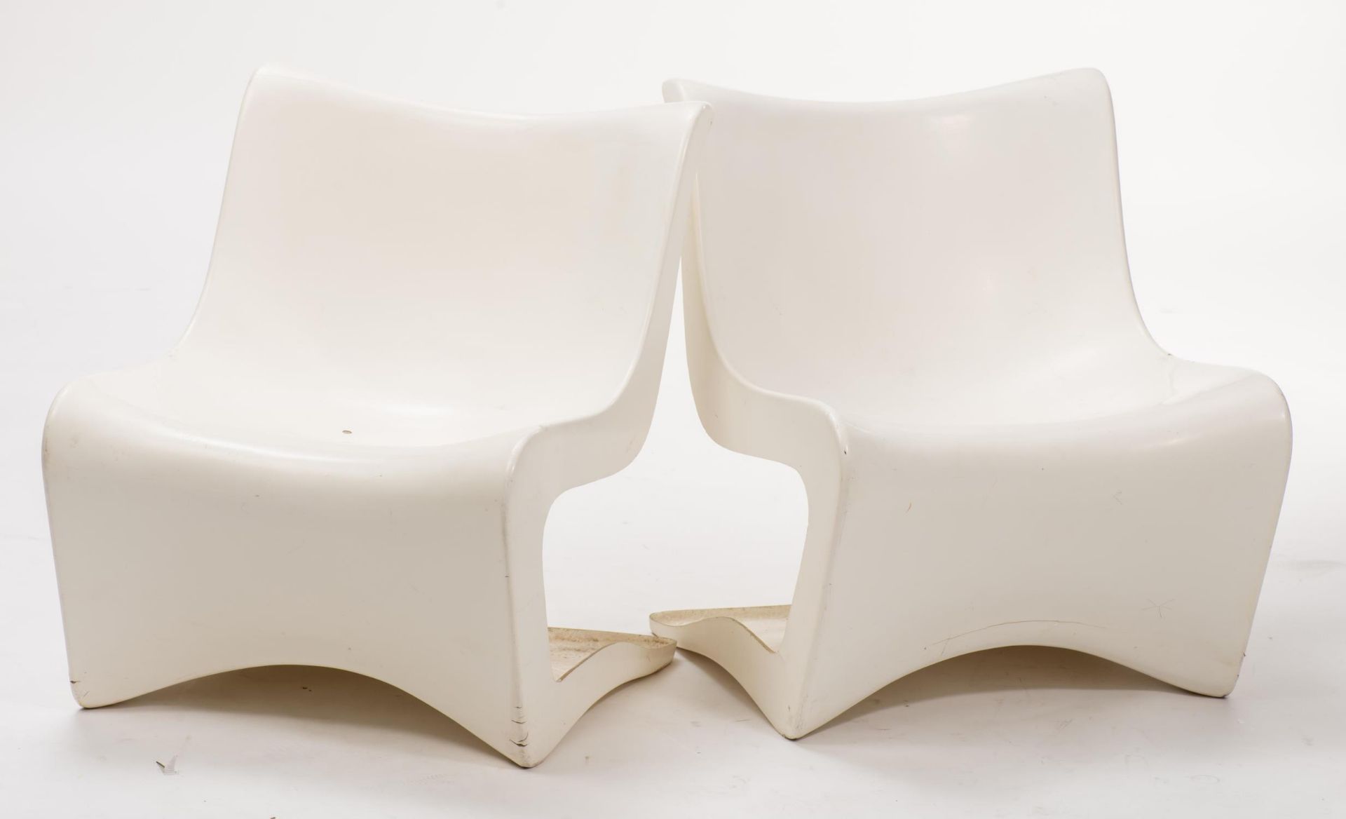 Charles Zublena, deux fauteuils Space Age, 1970. Fibre de verre et laque [...]