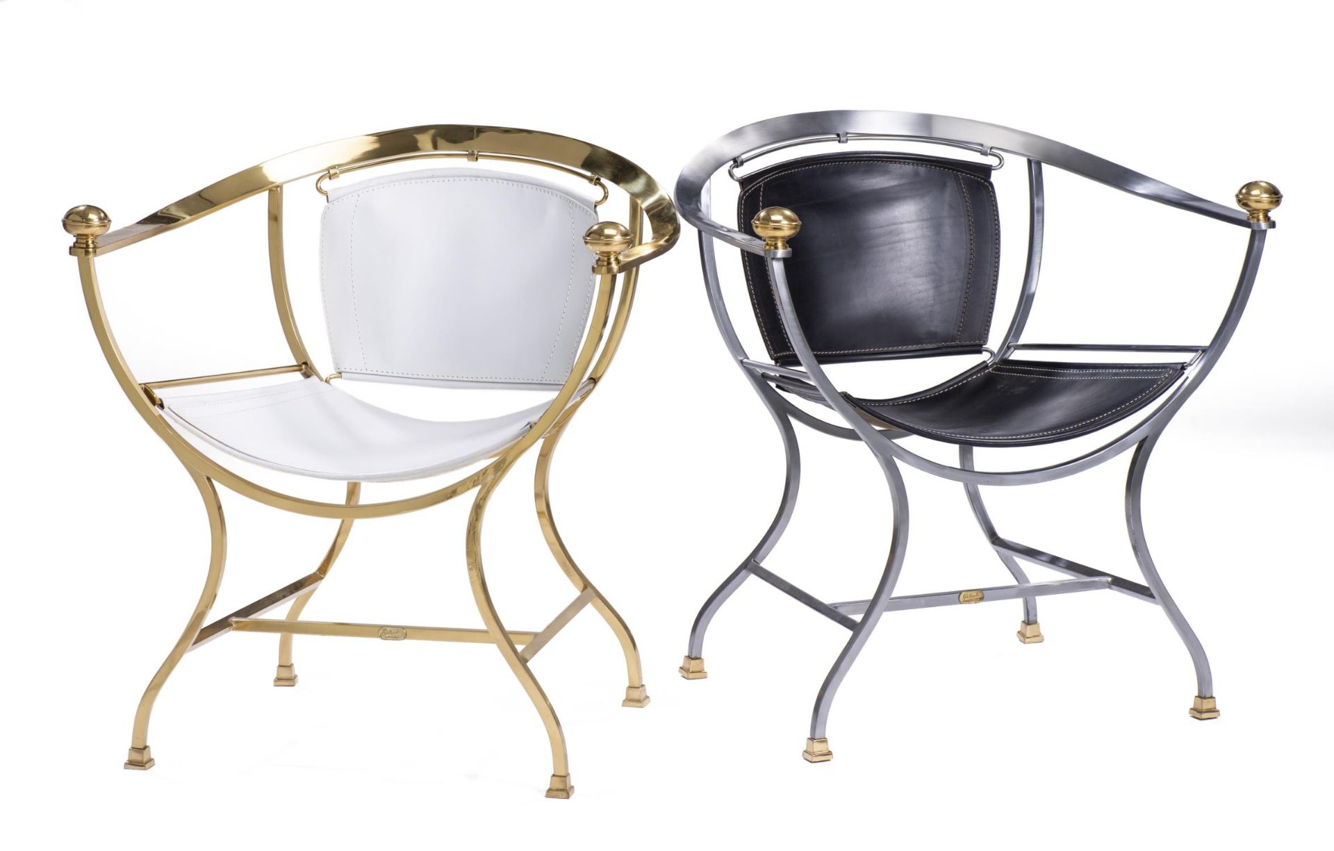 Alberto Orlandi (XXe), paire de chaises Pompéi en métal, l'une couleur argent et [...]