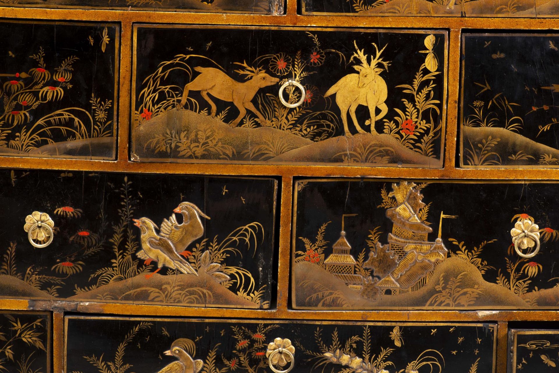 Cabinet japonais en laque noire à décor en relief de cygnes, de personnages et de [...] - Bild 12 aus 17