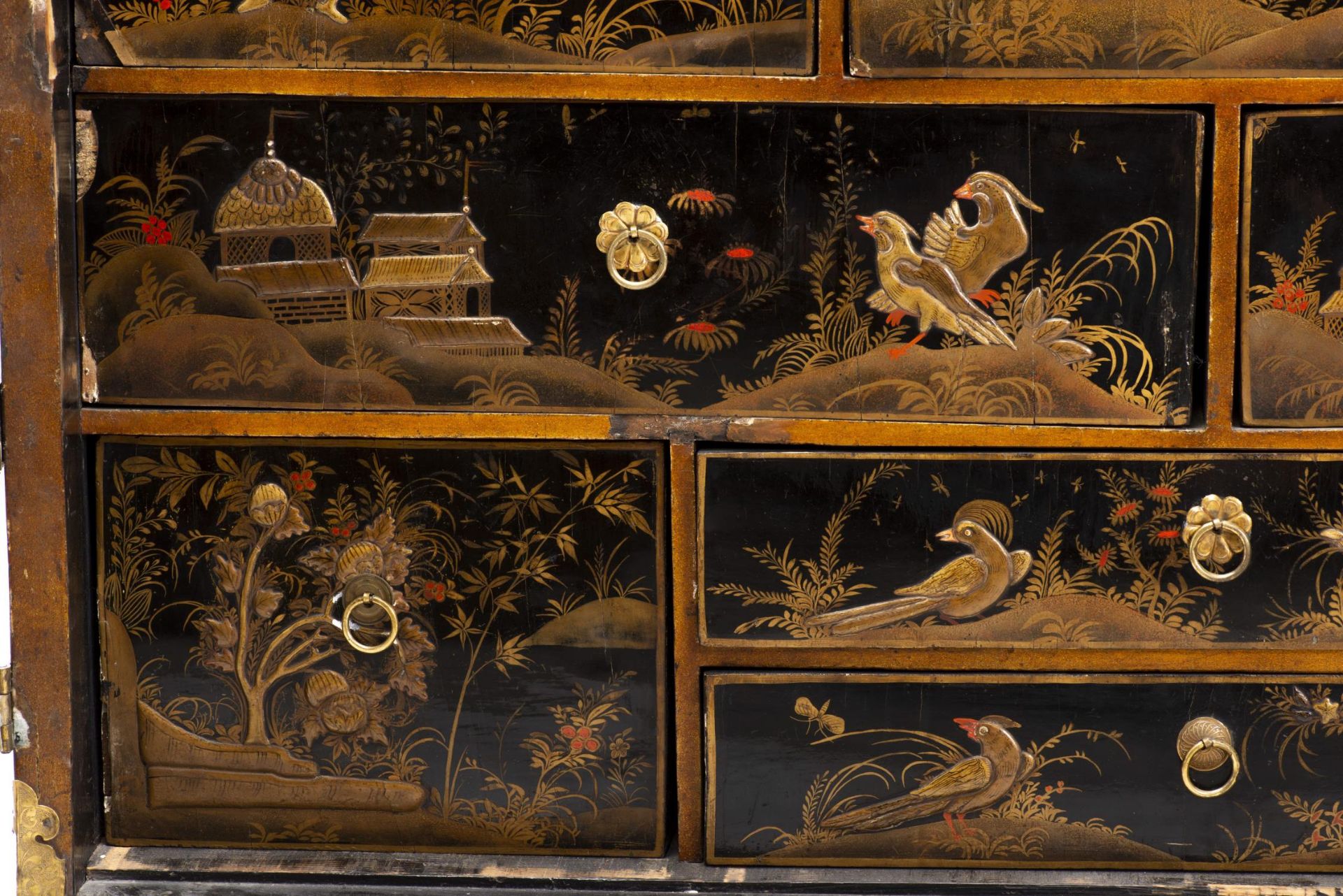 Cabinet japonais en laque noire à décor en relief de cygnes, de personnages et de [...] - Bild 17 aus 17